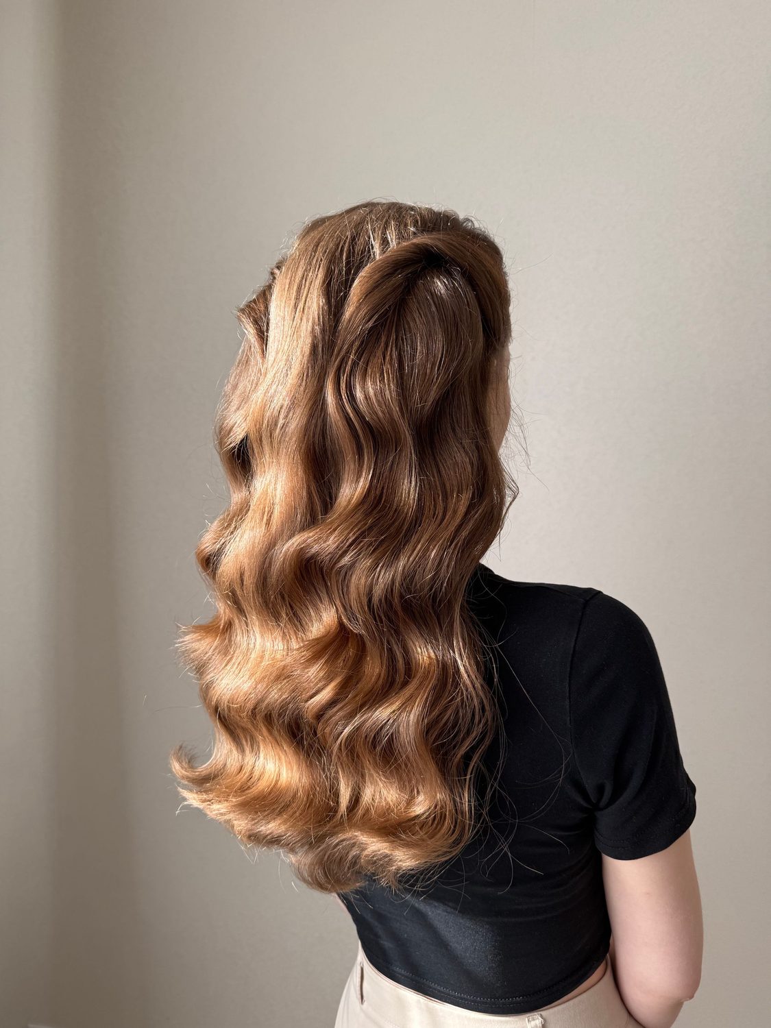 Ondas suaves y marcadas en melena castaña
