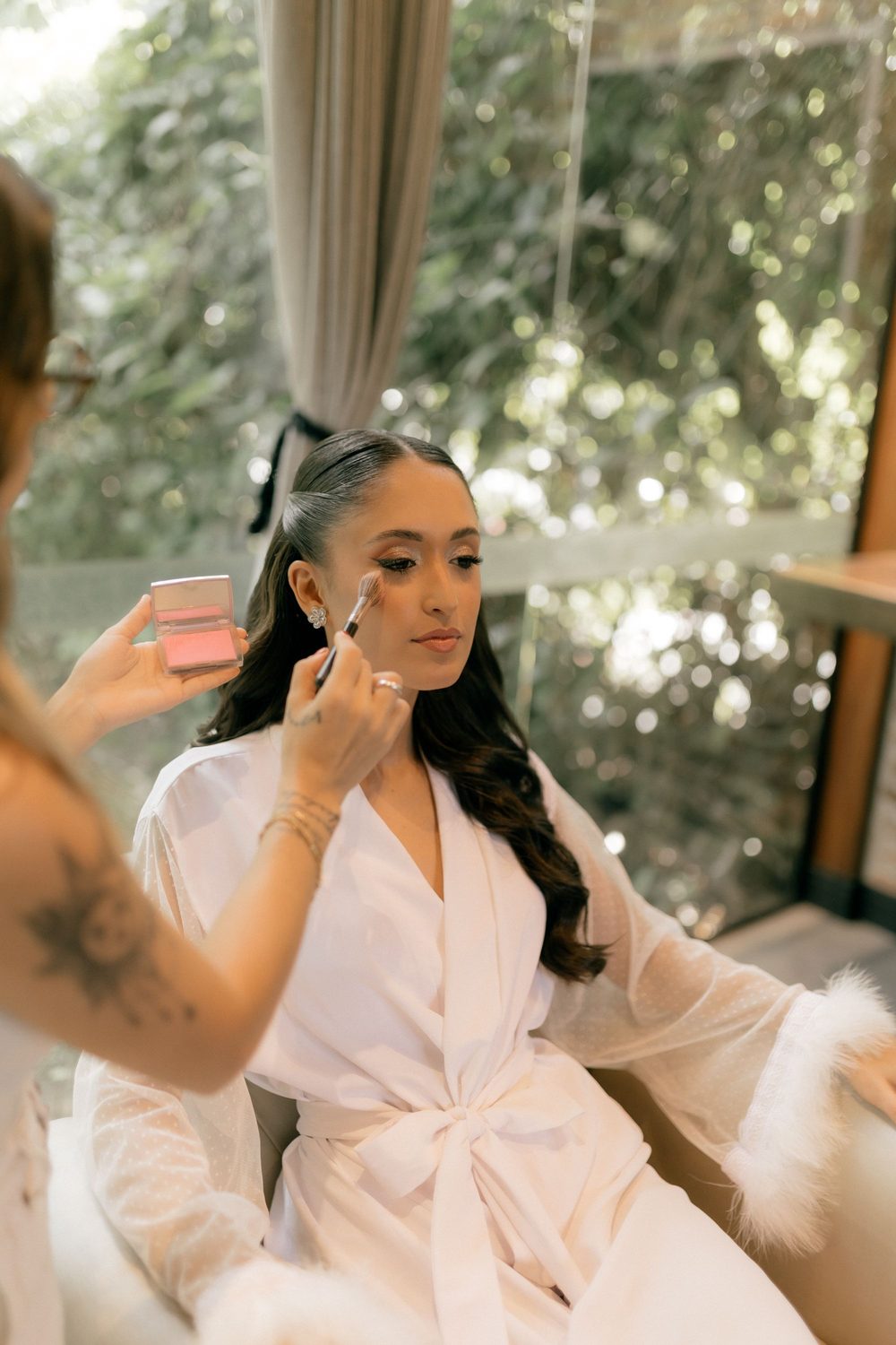 Noelia preparando a una novia antes de la ceremonia