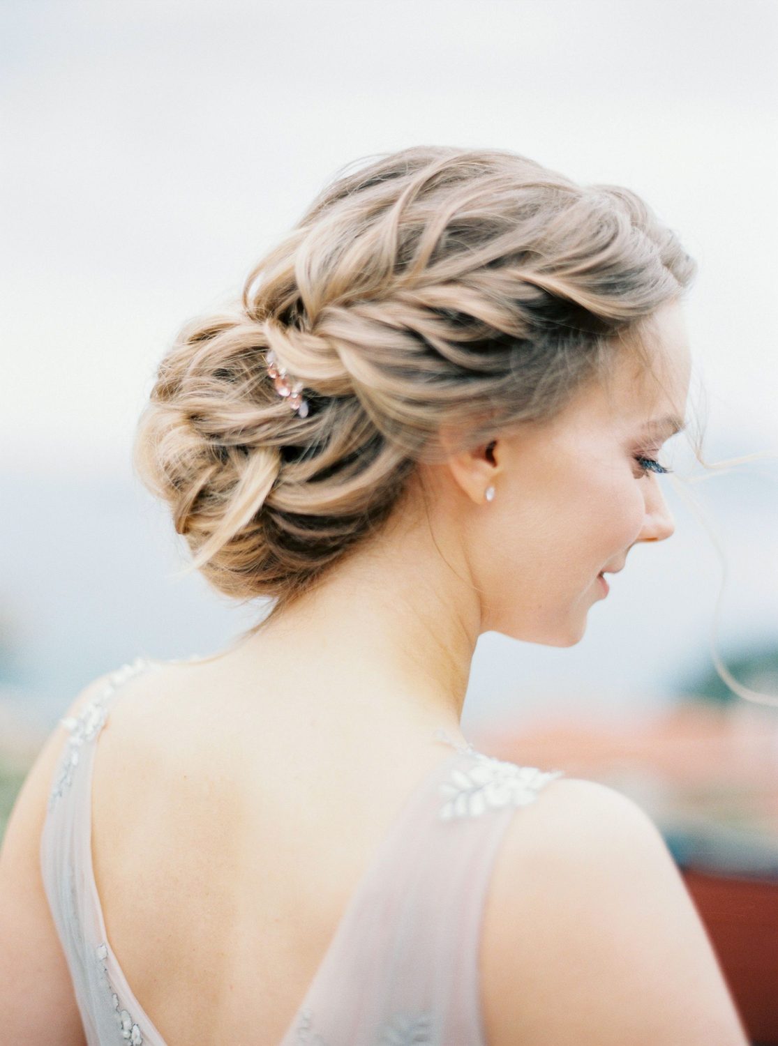 Recogido bajo con trenza para una novia